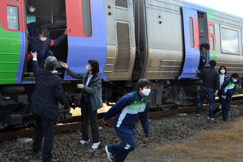 津波に備え中学生ら参加 列車使い合同避難訓練 (2020-10-08)