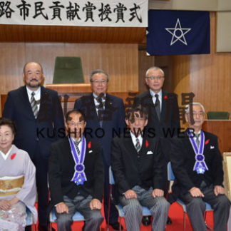 長江氏と村井氏たたえ　市民貢献賞授賞式(2020-10-07)