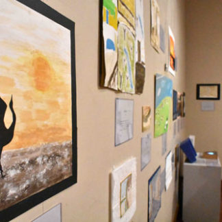 附属釧路中が地元の土素材に釧路テーマの絵画展(2020-10-09)