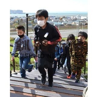 津波想定し避難訓練、全小中学校が初参加(2020-10-28)