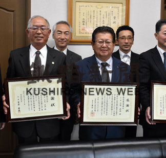 日本語学校グラウンド無償整備　建設２団体に感謝状(2020-10-24)