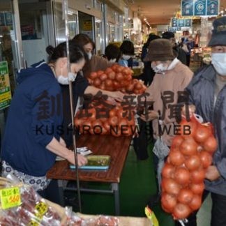 タマネギ販売に列、１０㌔入り１袋６００円(2020-10-24)