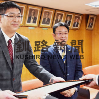 南ロータリーク、釧路市動物園へ餌用のナシ寄贈(2020-11-26)