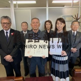 長年の募金に協力表彰状と記念品贈呈　釧路市共同募金委(2020-11-19)