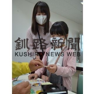 親子で缶バッジ作り楽しむ(2020-11-08)