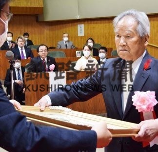 釧路市文化賞　高橋氏、片桐氏に授与(2020-11-04)