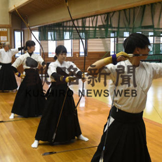 ２０人が一射集中　弓道秋季大会(2020-11-03)