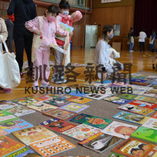 厚岸太田小で学校ブックフェスティバル(2020-11-22)