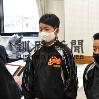 １個人２団体を表彰　軟式野球連盟支部が総合閉会式(2020-11-29)