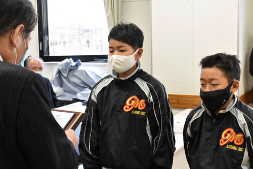 1個人2団体を表彰 軟式野球連盟支部が総合閉会式(2020-11-29)