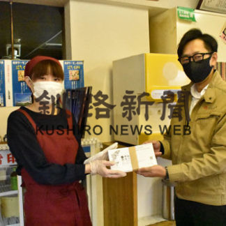 標津商工会青年部、事業所向けにマスクホルダー製作(2020-11-20)