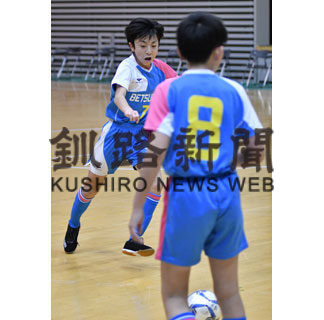 フットサル小学生熱戦　Ｕ１２大会、決勝Ｌへ６チーム進出　(2020-11-22)