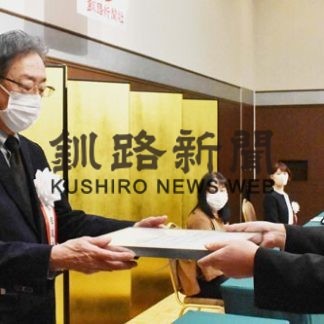 中居さん（日本画）、河﨑さん（小説）、大道さん（声楽）祝福　「釧新郷土芸術賞」贈呈式(2020-11-24)