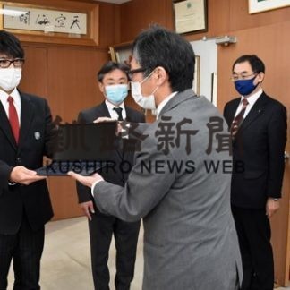 ノートＰＣ ５４６台分貸与　根室高校教育振興会(2020-11-28)