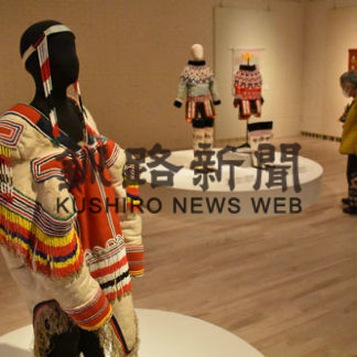 アイヌ刺しゅう、ビーズ彩る(2020-11-22)