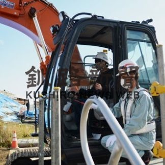 道路整備重機を体験　阿寒高生が現場見学会(2020-11-04)