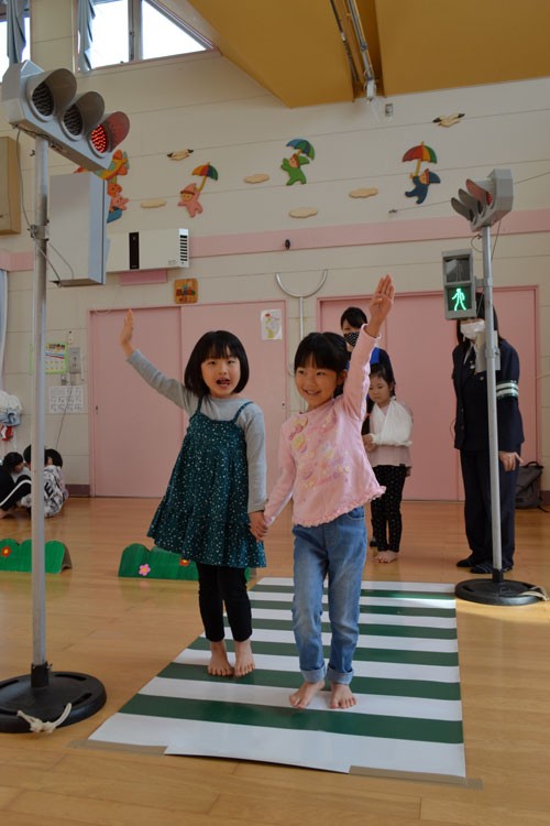 左右確認、手を挙げて 保育園で交通安全教室 (2020-11-14)