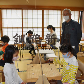 世代超え、大会で囲碁楽しむ(2020-11-26)