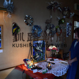 ガラス細工や自然素材でＸマス作品、竹内、服部さん２人展(2020-11-14)