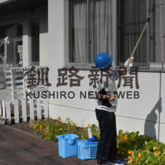 クリーニング実践学習で大楽毛小の窓清掃(2020-11-03)