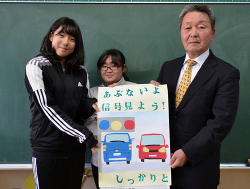 交通安全の啓発はがき、浜中小児童が原画制作(2020-11-05)