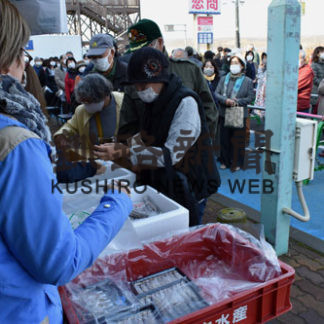 旬のシシャモ求め行列(2020-11-17)