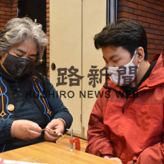 釧路市立博物館でアイヌ民族のお守りストラップ作り体験講座(2020-12-01)