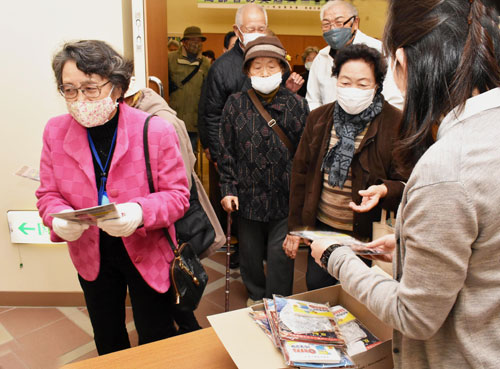 夜光反射材付マスク配布 根室で教室(2020-11-14)