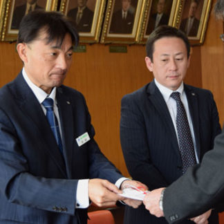 萬木建設が児童図書寄贈(2020-12-22)