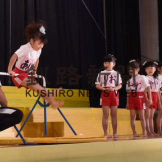 園児の跳び箱や鉄棒で歓声、わかばフレンドが発表会(2020-12-21)