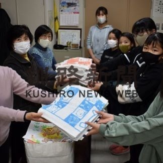市内４小学校に手縫い雑巾１０００枚を寄贈(2020-12-20)