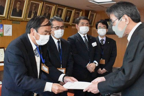日本共産党議員団、市に8分野49項目を政策要望(2020-12-15)