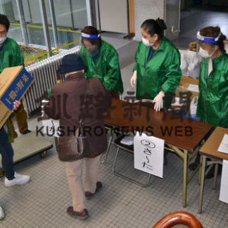 年末恒例あっせんの産直農水産物引き渡し(2020-12-17)