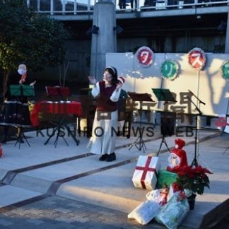 趣向を凝らしたクリスマスソングのパフォーマンス楽しむ(2020-12-07)
