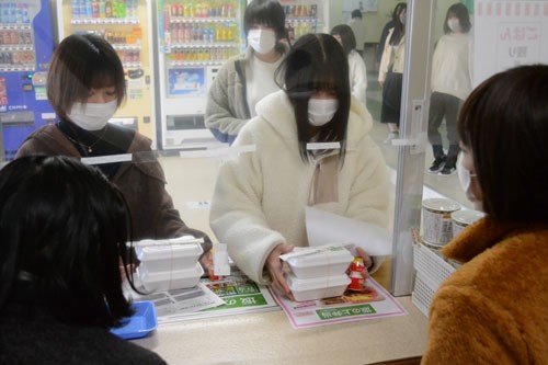 釧路短大 学生に特製弁当配布(2020-12-15)