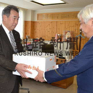 警察友の会がミカン贈り歳末警戒の警察官慰労(2020-12-18)