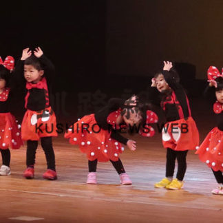 かわいい踊り、演奏披露　根室つくし幼稚園お遊戯会(2020-12-13)