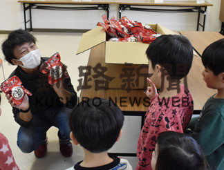 スマイルリング、まりも学園に豚まんプレゼント(2020-12-27)