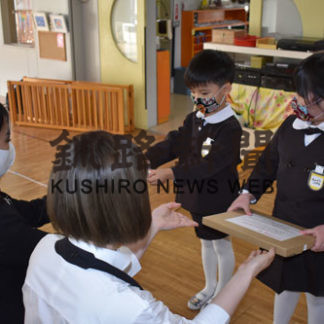 年賀状で笑顔届けて　企画に協力の２社、幼稚園へ寄贈(2020-12-13)
