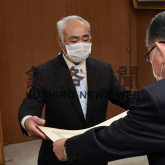 秋の叙勲 根室受賞者の平賀さん、倉谷さんに伝達_1(2020-12-05)