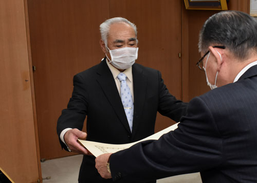 秋の叙勲 根室受賞者の平賀さん、倉谷さんに伝達_1(2020-12-05)