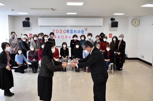 釧路更生保護女性会が慈善バザーの益金寄付(2020-12-17)