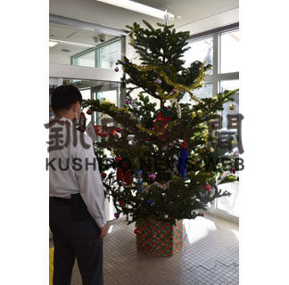 Ｘマスムード満点、郵便局にツリー　業者が今年も寄贈(2020-12-17)