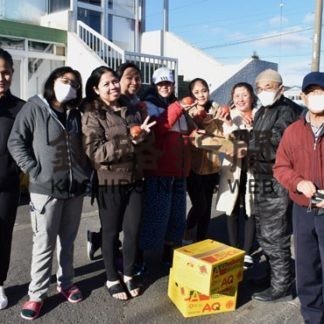 トマトとミカン味わって　フィリピン女性に贈り物　釧路川端の睦町内会(2020-12-24)