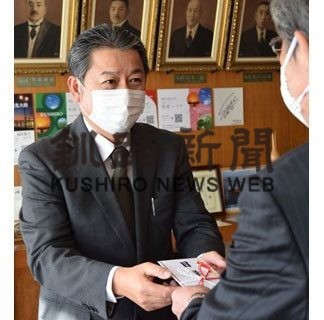 建設業大同工業が地場産材のいす２２脚を湿原展望台レストランに寄贈　(2020-12-04)