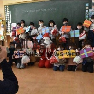 サンタ、全校児童にお菓子　武佐小ＰＴＡサプライズ(2020-12-24)