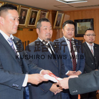 市に車椅子寄贈　釧路ゆうやけライオンズクラブ(2020-12-29)