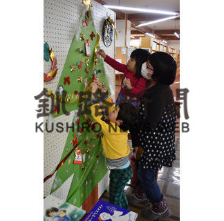 ツリーの絵に折り紙飾り付け　図書館でイベント(2020-12-13)