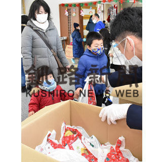 じぃ～んこども食堂実行委が幼児や小学生にクリスマスプレゼント(2020-12-26)
