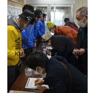 買い物客に署名訴え(2020-12-06)